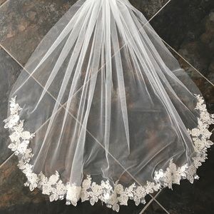Fingertip lace veil